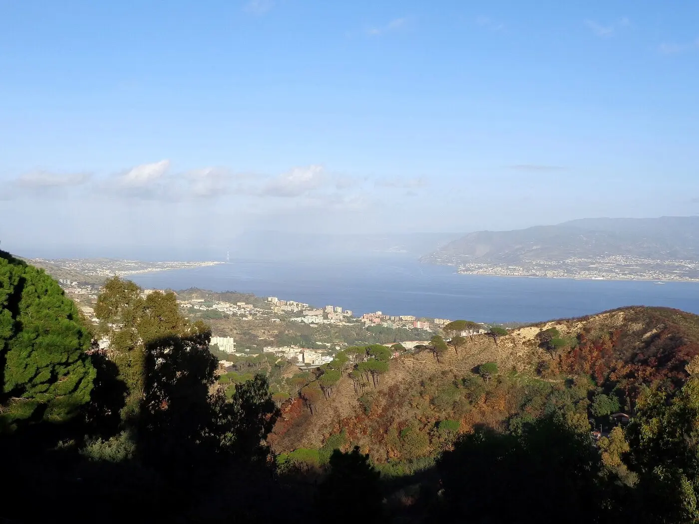 墨西拿海峡（Stretto di Messina）实景，资料图摄于2023年11月6日。图源：Wikimedia Commons / Effems / CC0