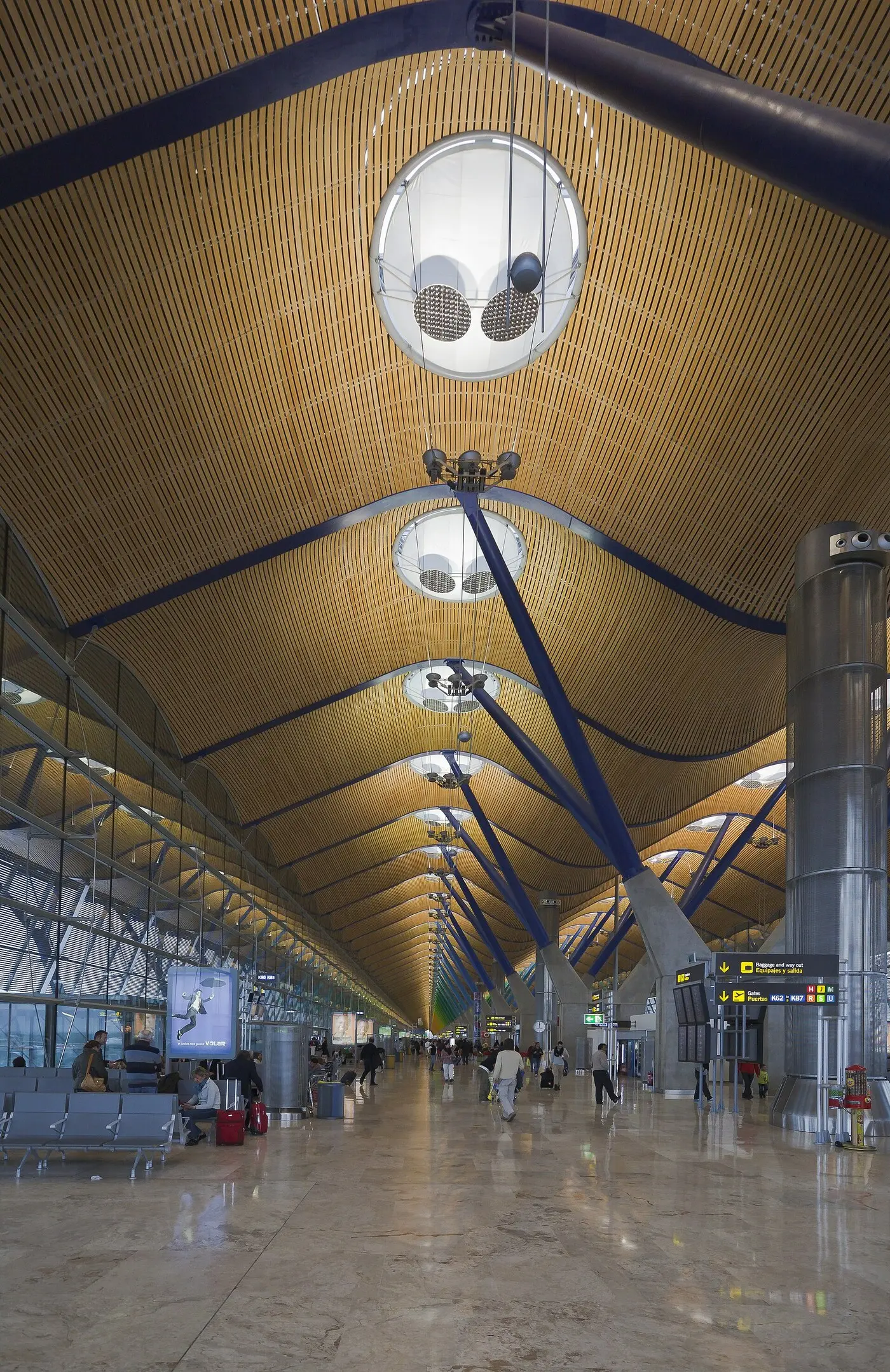 西班牙马德里-巴拉哈斯机场4号航站楼,本轮抽查涉及的机场之一,资料图摄于2013年1月9日。图源:Wikimedia Commons / Diego Delso / CC BY-SA 3.0