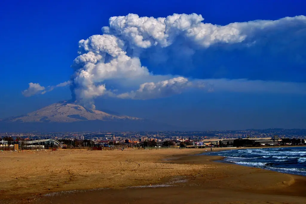 资料图：2012年3月4日埃特纳火山喷发，前景为卡塔尼亚城（图：andrea / CC BY-SA 2.0，非本轮喷发画面）