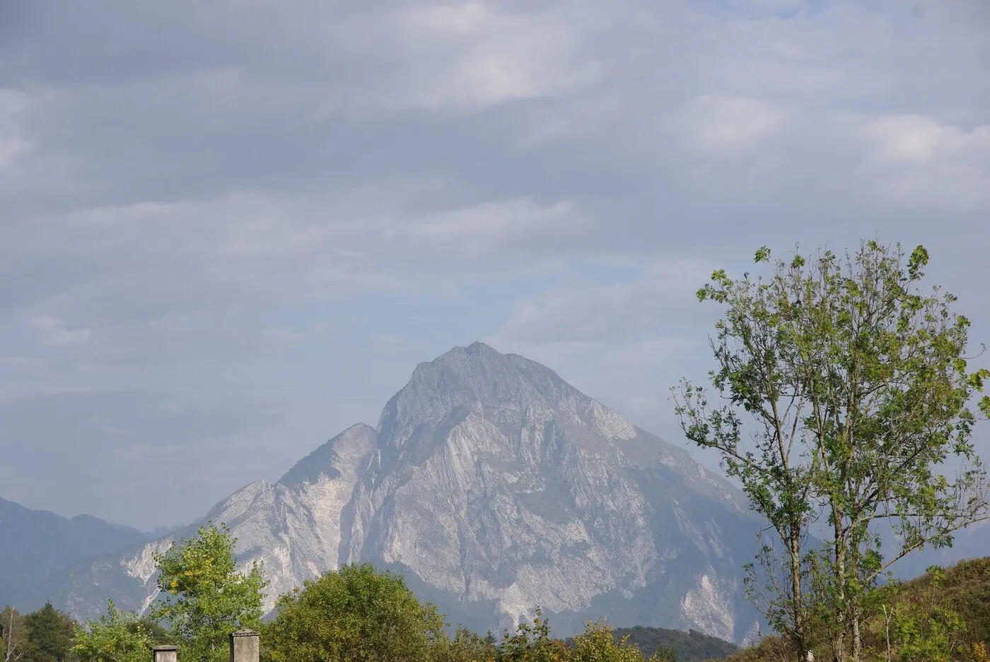 弗留利卡尔尼亚地区的阿马里亚纳山。(图:Luitold / CC BY-SA 3.0,2023年10月拍摄的资料图,非本次火灾现场)