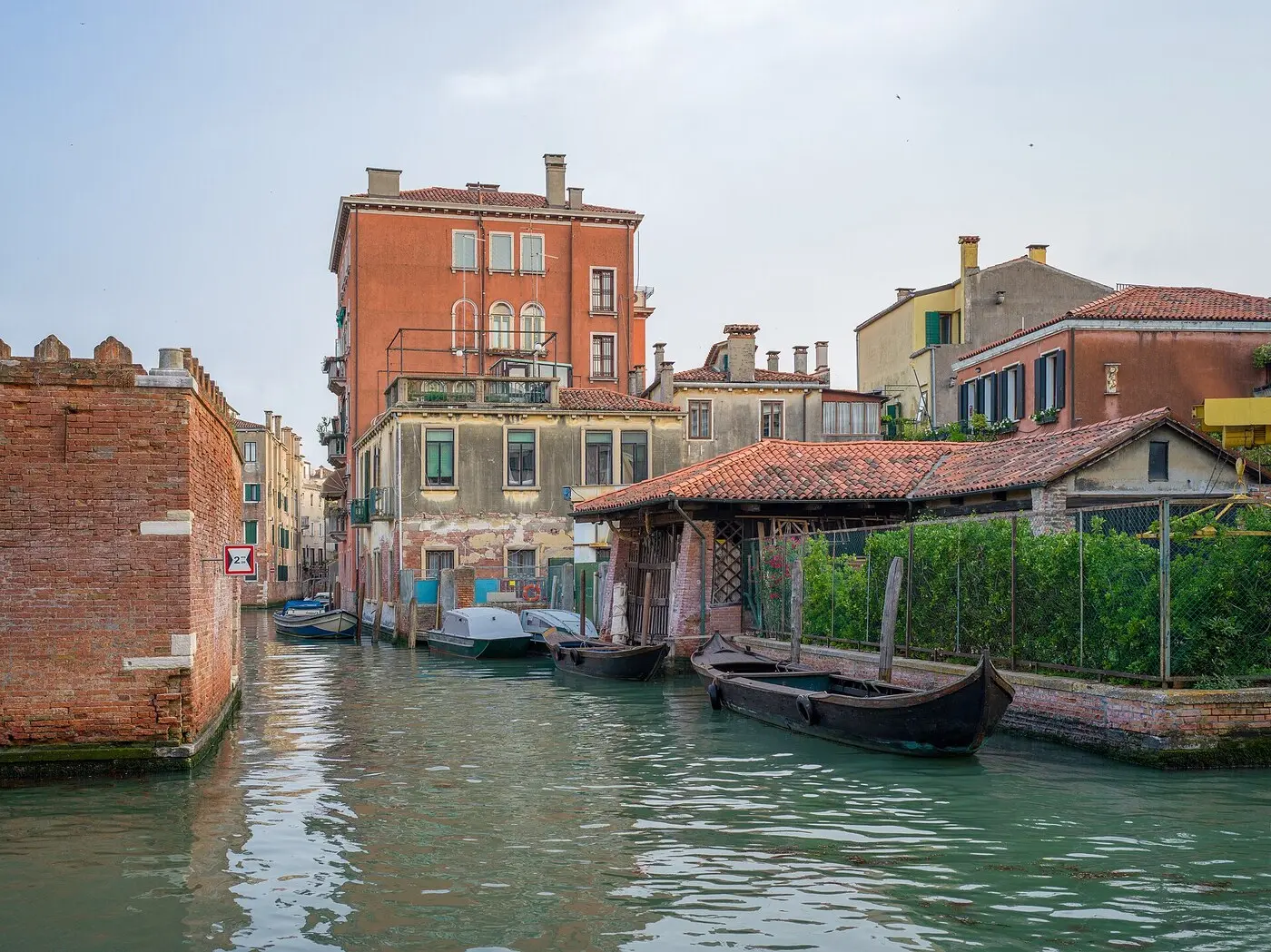 资料图：威尼斯卡纳雷吉欧区（Cannaregio）的运河与沿岸住宅（图：Wolfgang Moroder / CC BY-SA 3.0，摄于2018年6月）