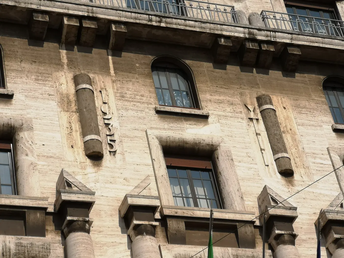 资料图:米兰一处税务局(Agenzia delle Entrate)办公楼的1935年建筑外立面(图:Bartleby08 / CC BY-SA 4.0,非本文所述具体业务窗口)