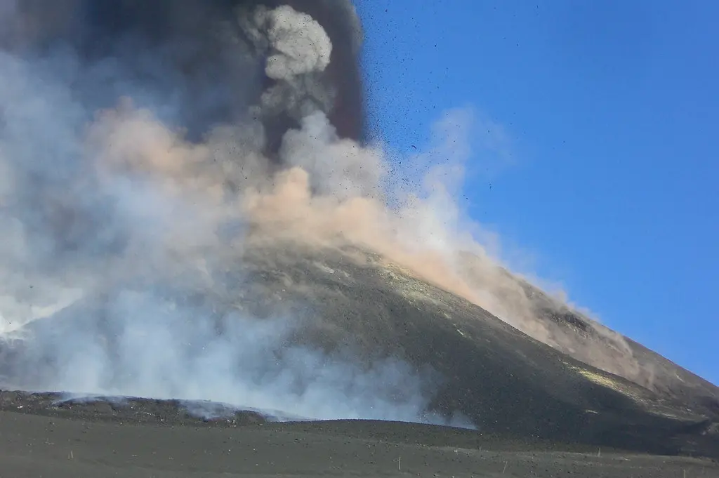 资料图:埃特纳火山爆发时的火山灰柱(图:gnuckx / CC0,摄于2013年10月26日,非本轮喷发画面)