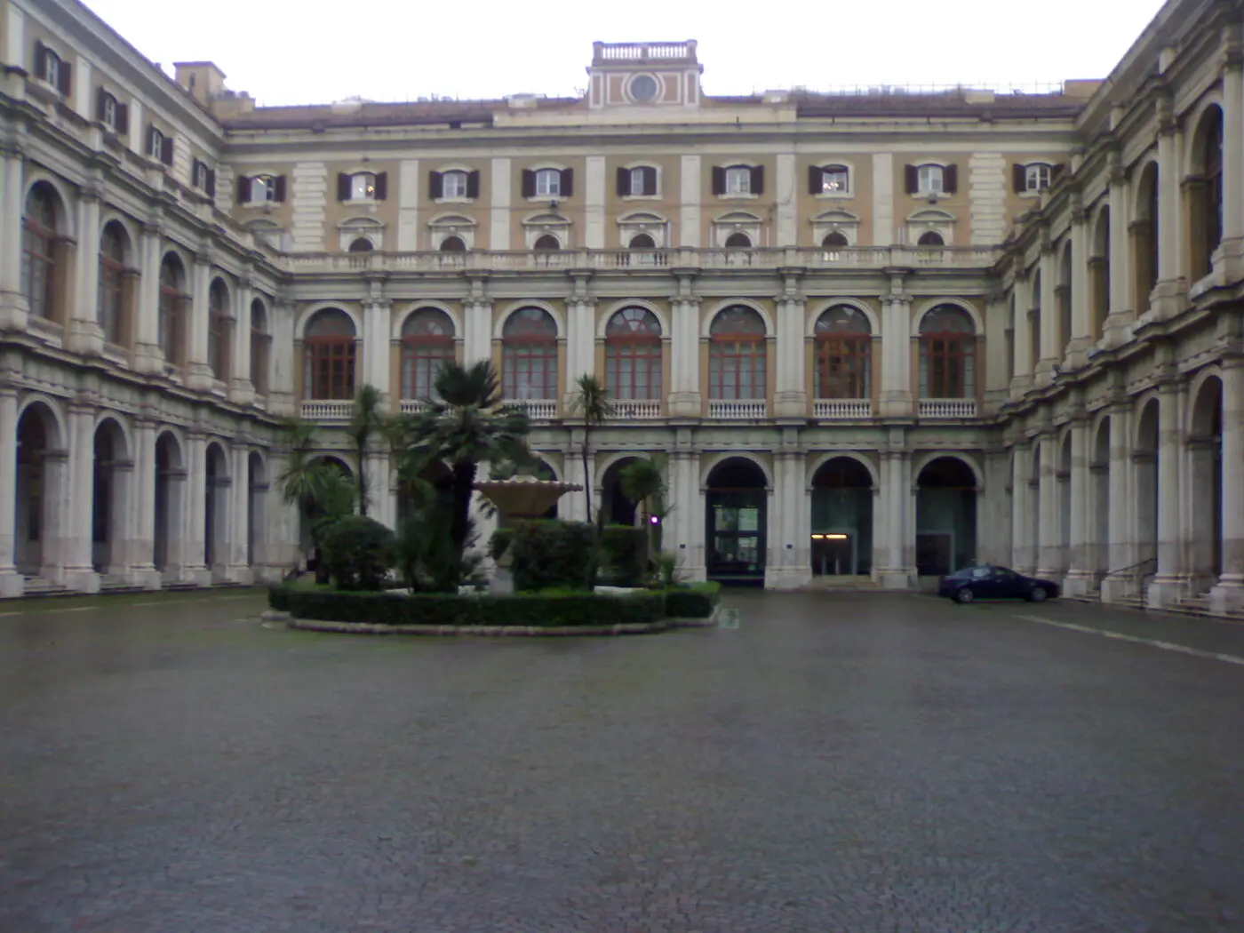 资料图：罗马经济与财政部大楼内院（图：Groucho85 / CC BY-SA 3.0，摄于2008年12月）