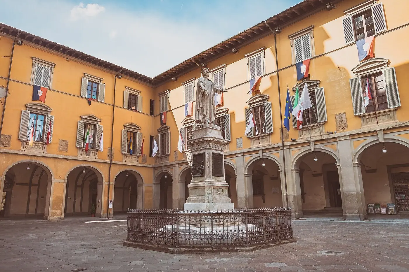 资料图：普拉托市政广场（Piazza del Comune），画面非本文所述的具体商户（图：FrancescoBN-foto / CC BY-SA 4.0，摄于2019年9月7日）