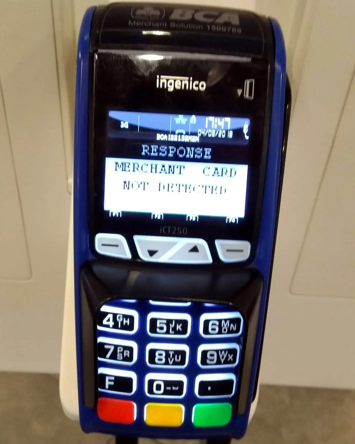 资料图:一台 Ingenico iCT250 型 POS 刷卡终端,与本文所述具体商户无关(图:VulcanSphere / CC BY 4.0,摄于2018年8月4日)