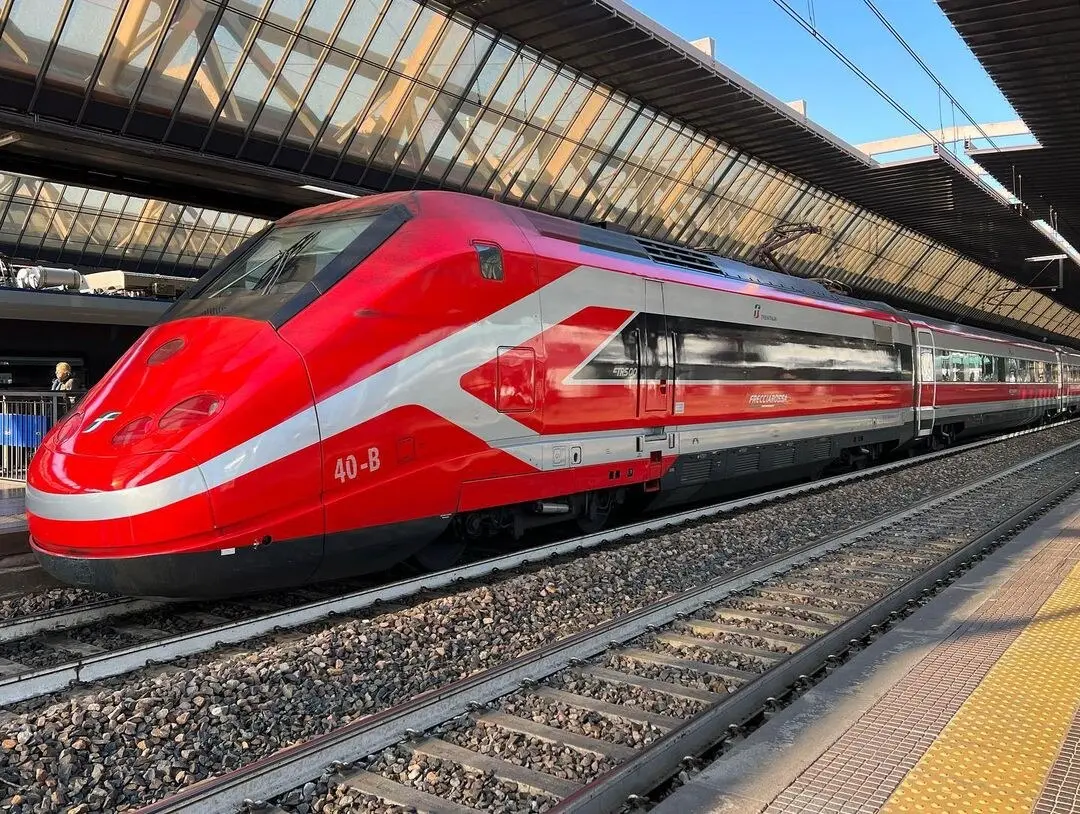 资料图:意大利国铁 ETR.500「红箭」(Frecciarossa)高速列车停靠米兰 Rogoredo 车站,与本文所述施工无直接关联(图:Gisorr650 / CC BY-SA 4.0,2023年1月上传至维基共享资源)