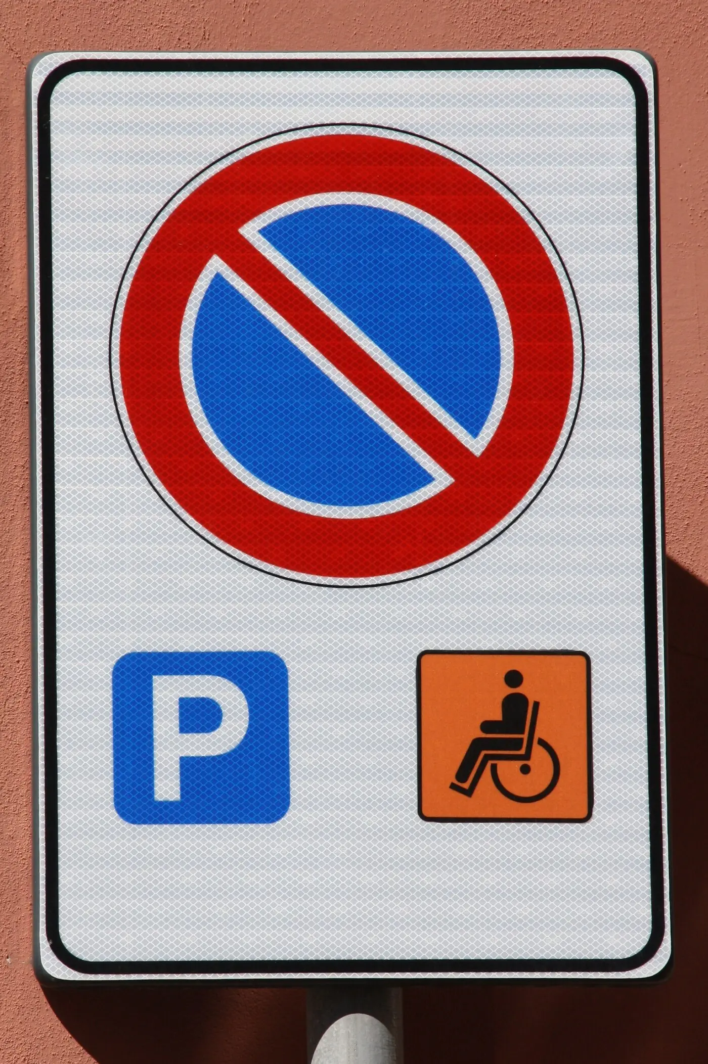 资料图：意大利的残疾人专用停车位标志（图：Piergiuliano Chesi / CC BY 3.0，via Wikimedia Commons，示意图，非罗马现场）