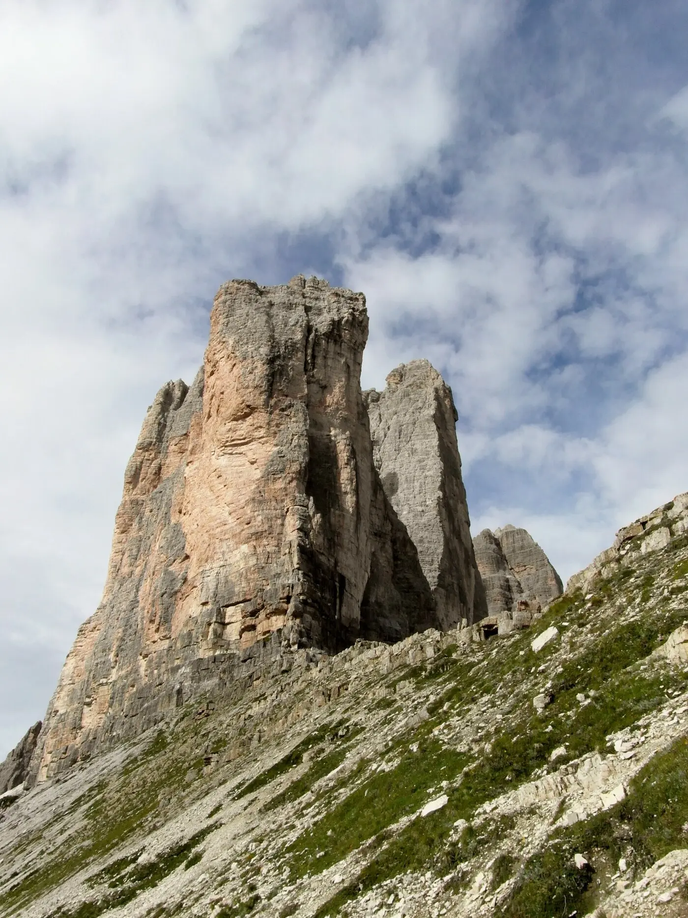 资料图:多洛米蒂山区的拉瓦雷多三峰(Tre Cime di Lavaredo),摄于2014年8月16日(图:Llorenzi / CC BY-SA 4.0,资料图,非任何一起救援的现场照片)