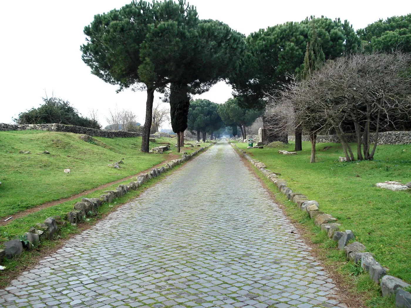 资料图：罗马古亚壁大道（Via Appia Antica）路面（摄于2007年。图：Juliana Bastos Marques / CC BY-SA 3.0，资料图）