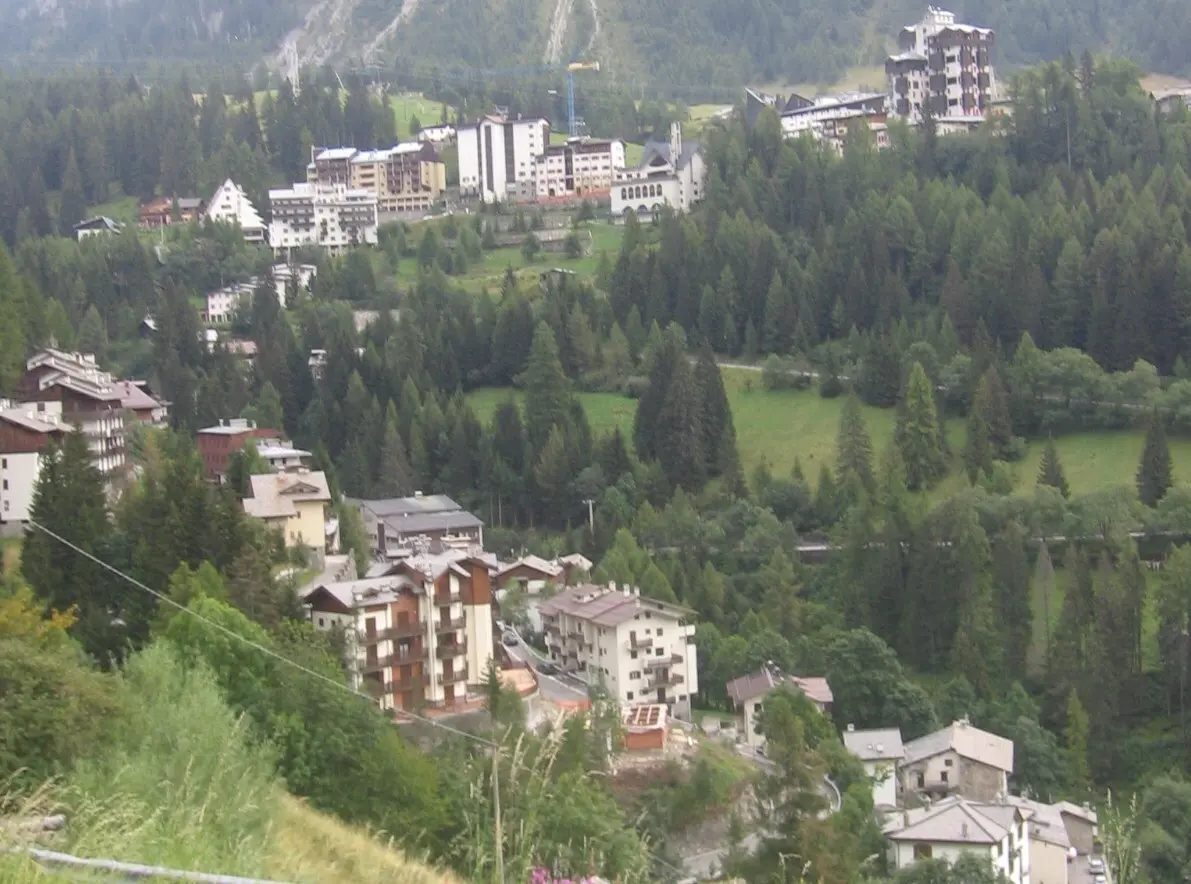 资料图:贝加莫省山区小镇福波洛(Foppolo)全景,该镇21日因暴雨与外界交通中断(图:Ago76 / CC BY-SA 3.0,2007年拍摄,非本次灾情现场)