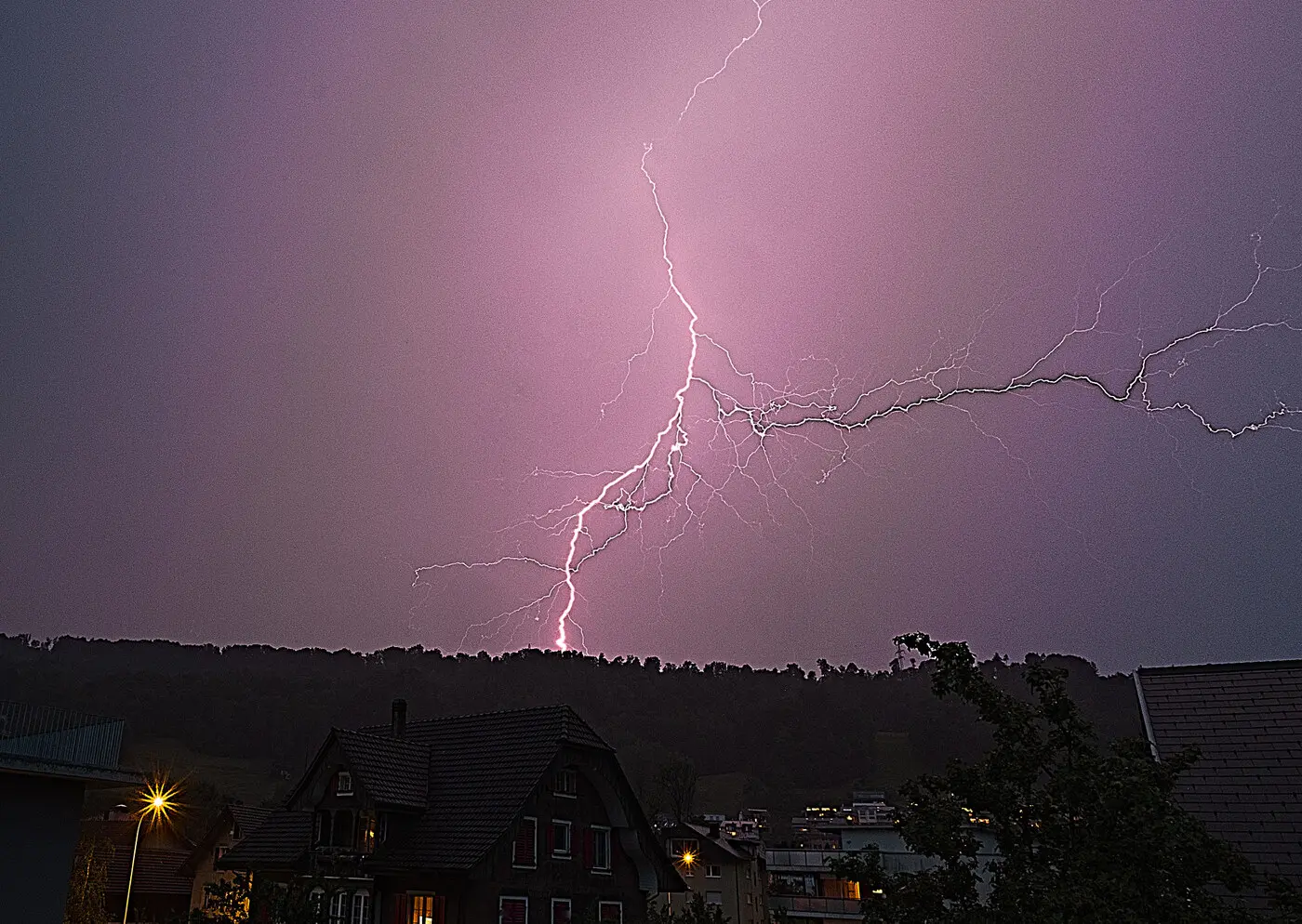资料图：夜间雷暴中的闪电，2018年5月22日摄于瑞士马尔特斯（图：David Lienhard / CC BY-SA 3.0，非本次托斯卡纳雷暴的现场照片）
