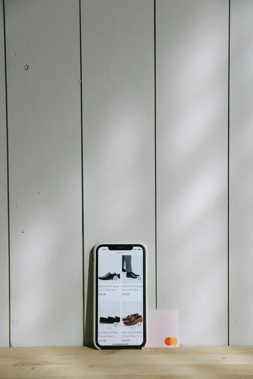 示意图:手机与银行卡(图库照片,摄影 Ivan S / Pexels,资料图)