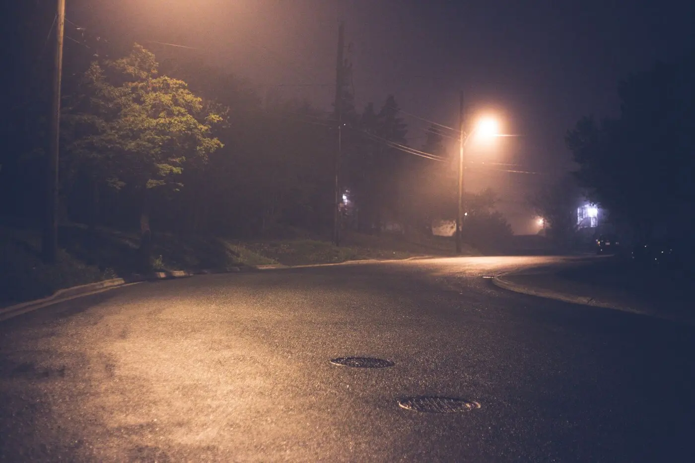 示意图：夜间空旷的城市街道与路灯（图库照片，摄影 Erik Mclean / Pexels，资料图，非本次检查现场）
