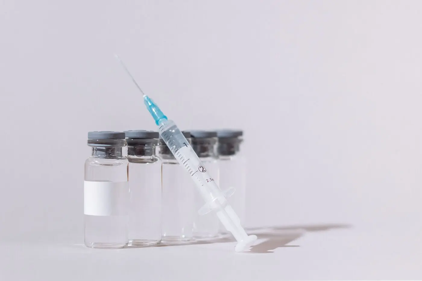 示意图:疫苗瓶与注射器(图库照片,摄影 Thirdman / Pexels,资料图,与文中事件无关)