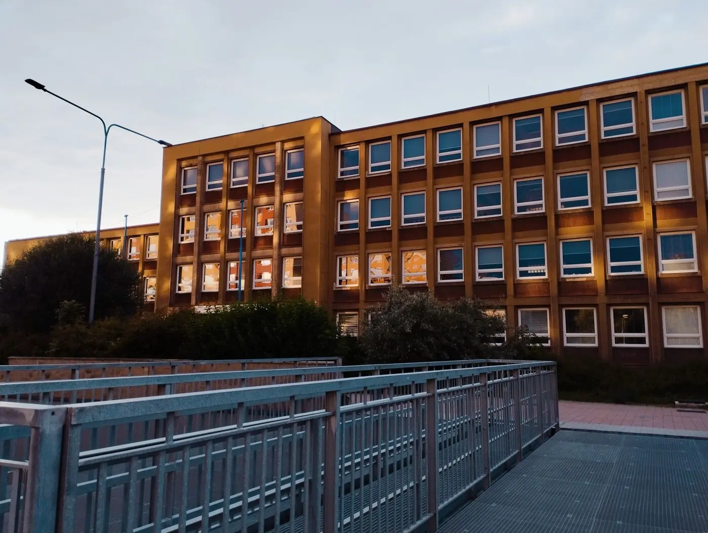示意图:一所现代中学的外立面(图库照片,摄于捷克,非意大利学校。图:Vanda Zahorková / Pexels 许可)