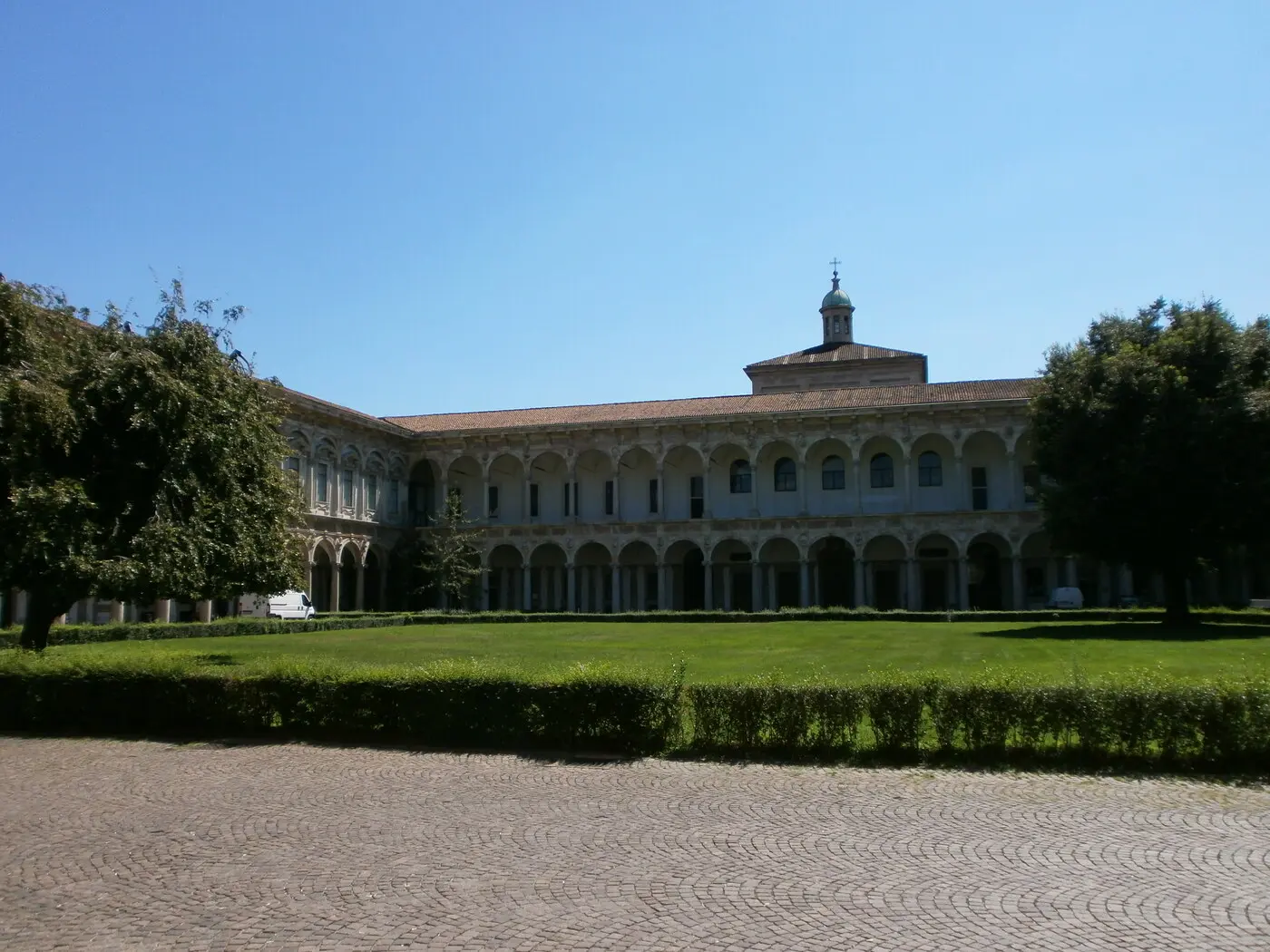 资料图:米兰国立大学 Ca' Granda 老校区内庭(图:Stefano Stabile / CC BY-SA 3.0,摄于 2011 年 8 月 9 日)。