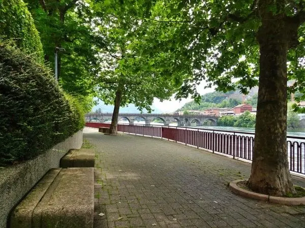 资料图:科莫湖东南岸莱科(Lecco)一段临湖步道,与本文事发的科莫市圣阿戈斯蒂诺码头不是同一地点(图:Tery14 / CC BY-SA 2.0,资料图)