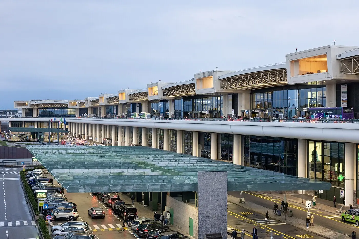 资料图:米兰马尔彭萨机场塔台(图:Arne Müseler / CC BY-SA 3.0 DE,2022 年 10 月拍摄,非本次查扣现场)。