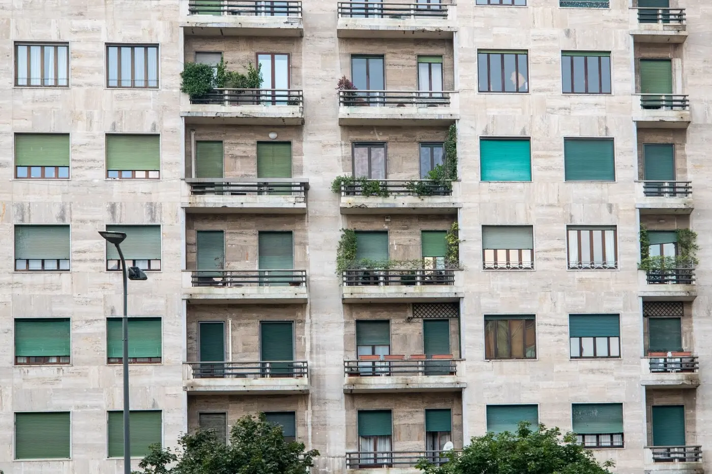示意图：米兰一栋带阳台的现代住宅楼外立面（图库照片，摄影：Andrew Patrick Photo / Pexels，资料图，与文中三块招标地块无关）。