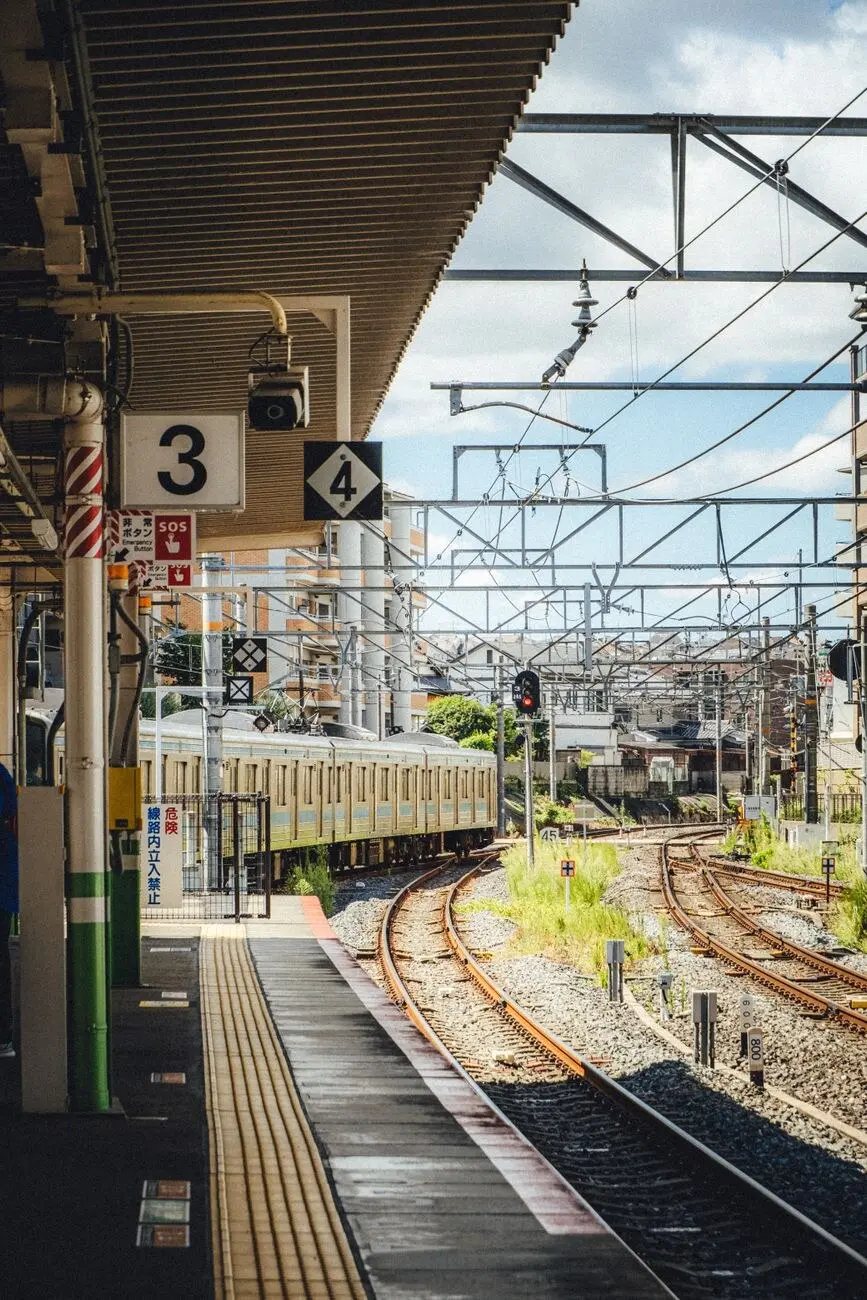 示意图：空无一人的火车站站台（图库照片，摄影：Liuuu _61 / Pexels，非本次停运线路的车站）。