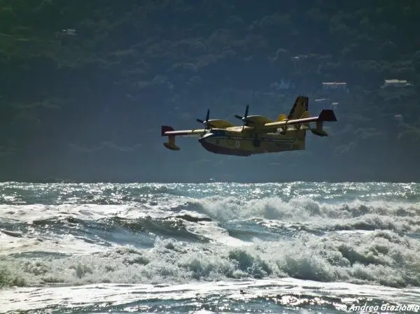 资料图：意大利民防部门的 Canadair CL-415 灭火飞机（图：Andrea Graziadio / CC BY-ND 2.0，图库资料图，非本次西西里火场画面）。