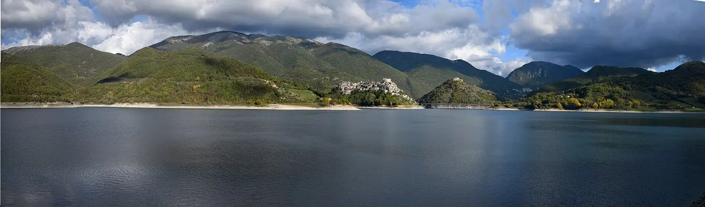 图拉诺湖(Lago del Turano)资料图,2020 年 10 月 18 日拍摄,非事发时画面。(图:Wikimedia Commons 用户 FeaturedPics / CC BY-SA 4.0)