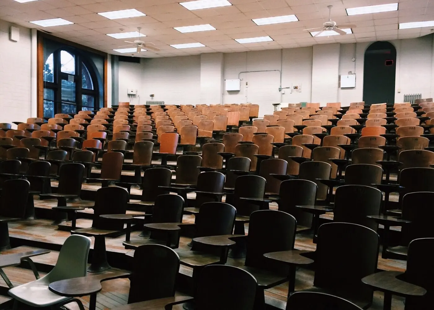 示意图：空置的大学阶梯教室（图库照片，摄影：Pixabay / Pexels，非意大利某具体高校）。
