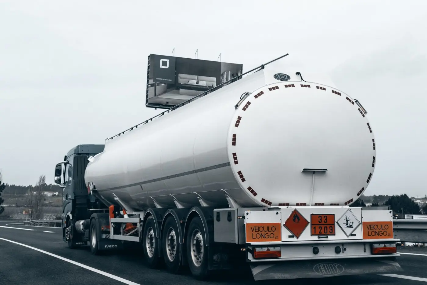 示意图:高速公路上行驶的燃油罐车(图库照片,摄影 Vadym Alyekseyenko / Pexels 免费商用许可,资料图,与本文所述政策措施无关)。
