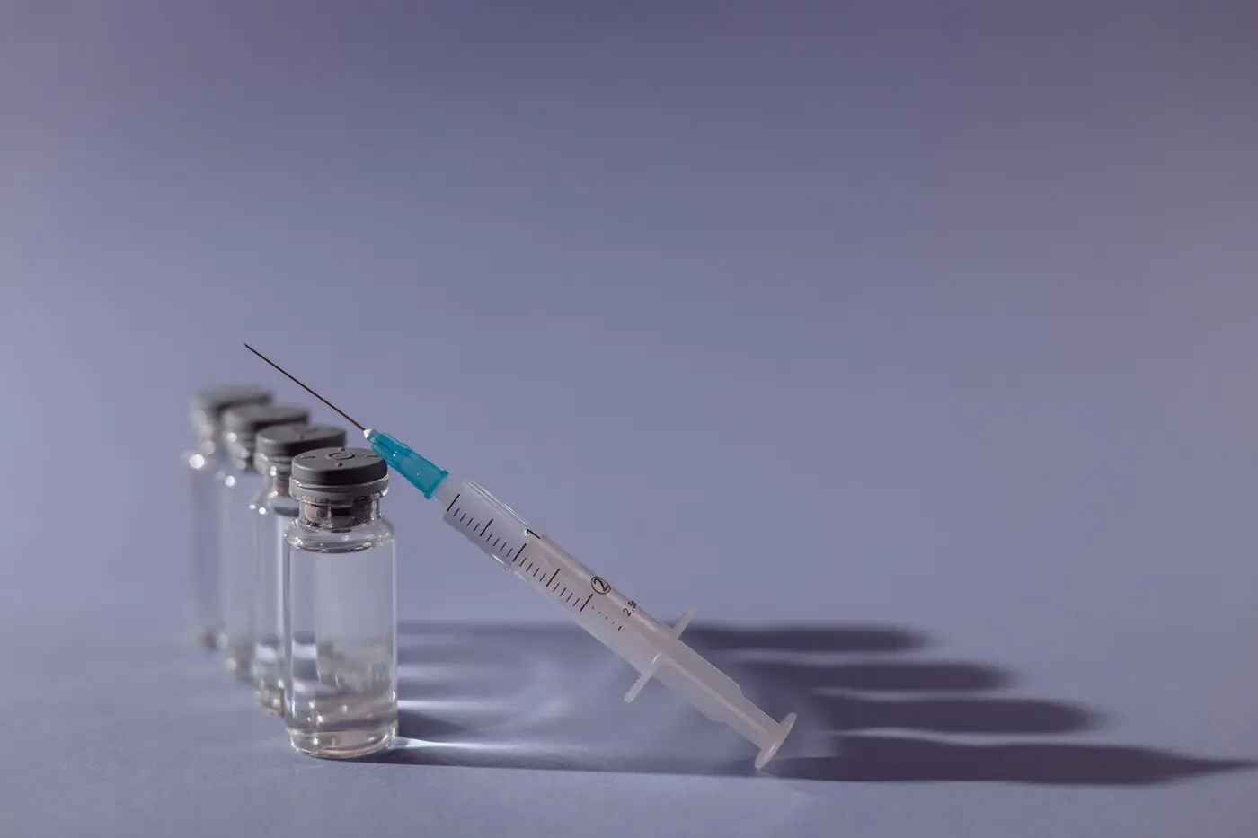 疫苗瓶与注射器示意图（图库照片，非普拉托当地卫生机构实景）。图：Thirdman / Pexels