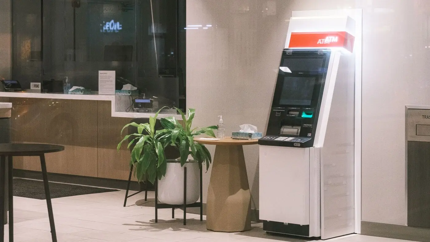 示意图：一家银行营业厅内的自动柜员机（图：Alec Adriano / Pexels 图库照片，资料图，非本文所述任何具体银行）