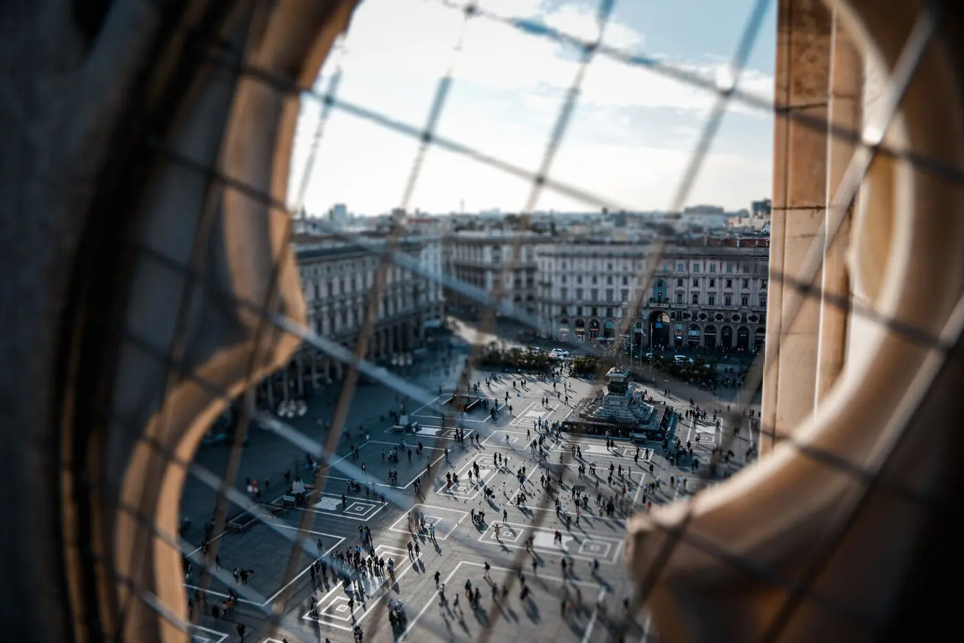 示意图:米兰大教堂广场上的人流(图:Gil Garza / Pexels 图库照片,资料图)