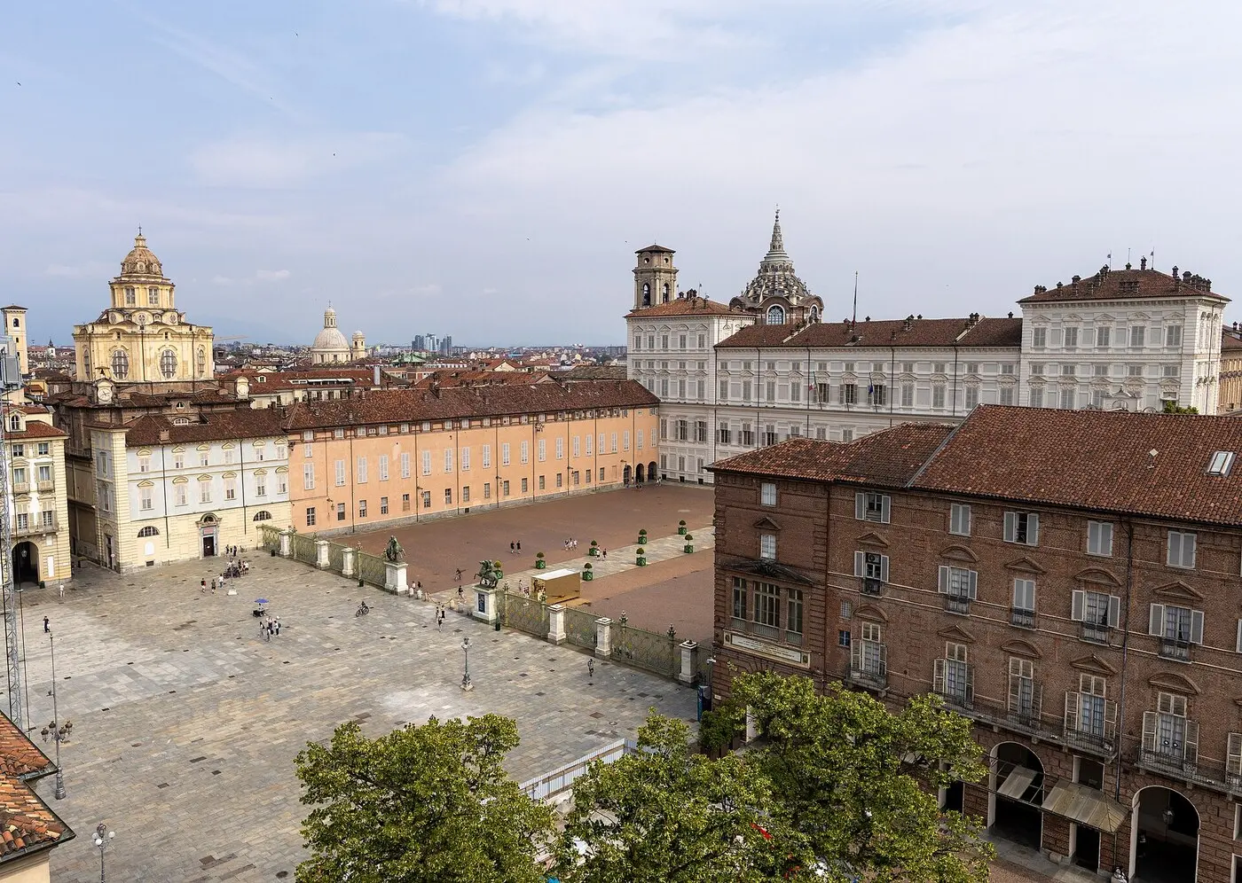 都灵卡斯泰洛广场(Piazza Castello)与王宫小广场(Piazzetta Reale)一角,本届车展的展区之一(图:Guglielmo di Rivoli / Wikimedia Commons,CC0;2026 年 7 月 13 日拍摄的资料图,非展会现场)