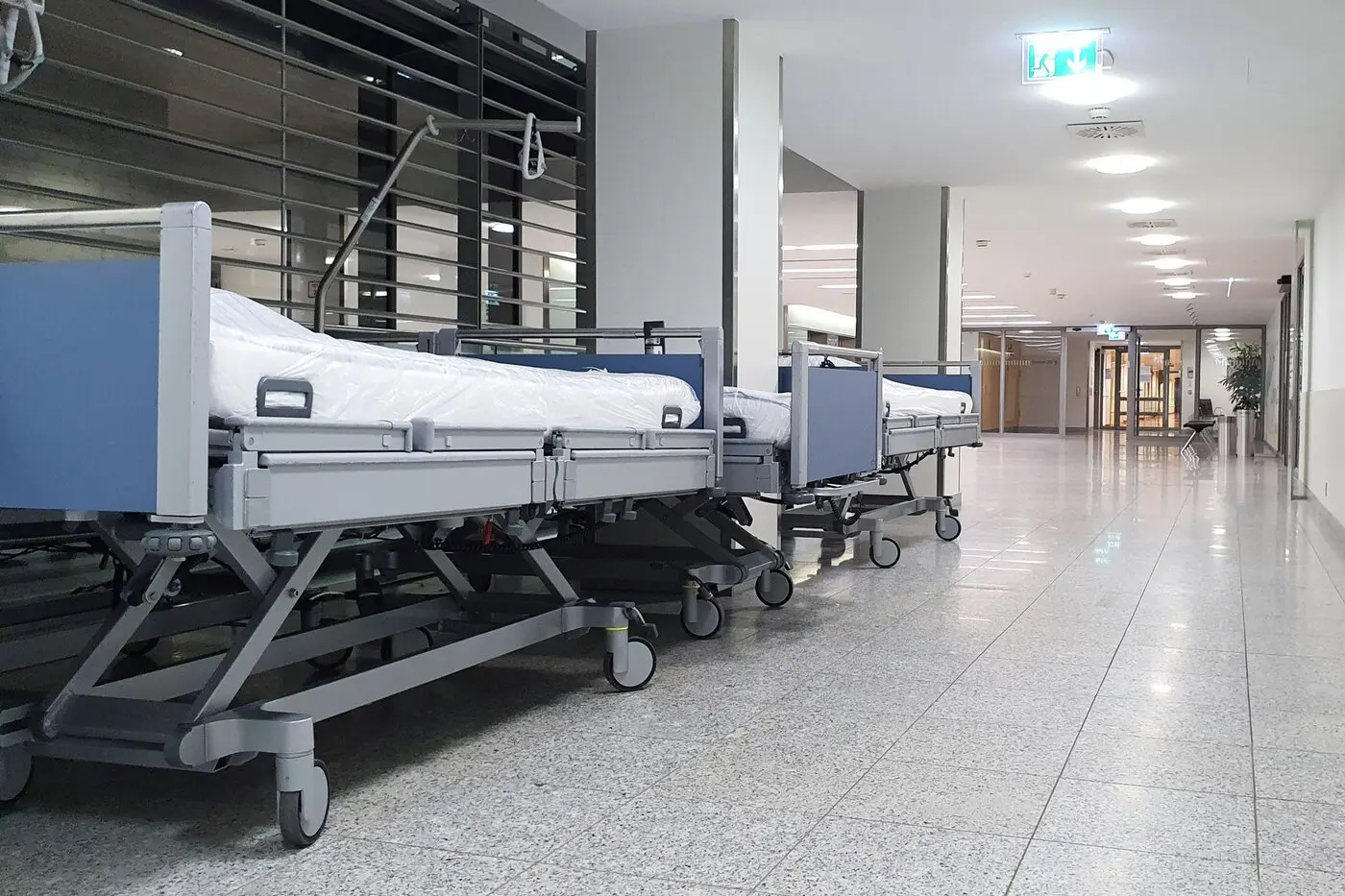 示意图:医院里空无一人的走廊与病床(图:adrian vieriu / Pexels 图库照片,资料图,非文中所述任何机构)