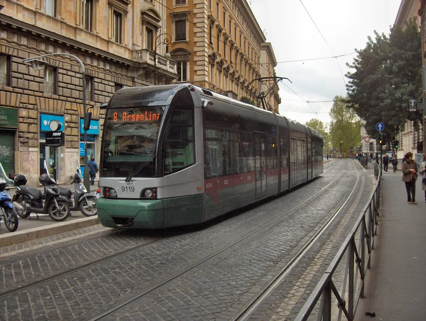 罗马街头一列 ATAC 有轨电车（图：JoJan / CC BY 3.0，资料图，非文中所述班次）