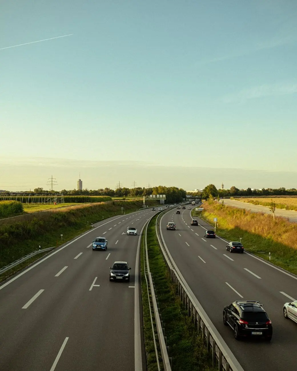 示意图:晴天里车流密集的高速公路(图:Bayram Er / Pexels 免费商用许可,图库资料图,非文中所述路段)