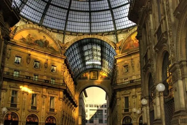 米兰埃马努埃莱二世长廊(Galleria Vittorio Emanuele II)(图:francesco sgroi / CC BY 2.0,摄于 2008 年 3 月 23 日,资料图)
