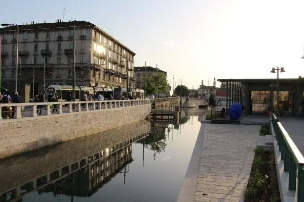 米兰达尔塞纳港(Darsena)与运河河道(图:corno.fulgur75 / CC BY 2.0,摄于 2015 年 5 月 13 日,资料图,非本次油污现场)