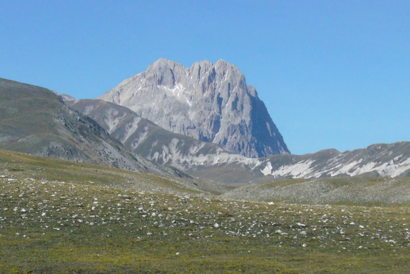 大萨索山(Gran Sasso)一名华人登山者腿部抽筋被困铁