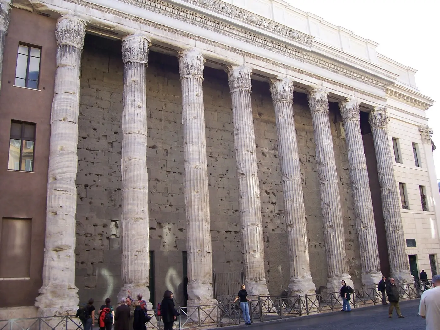 罗马工商会所在的哈德良神庙建筑(Piazza di Pietra)。(图:Zavijavah / CC BY-SA 3.0,资料图)