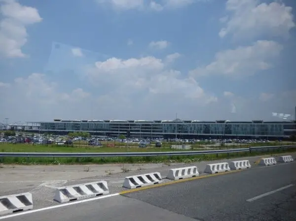 资料图：米兰马尔彭萨机场二号航站楼外景（图：ell brown / CC BY-SA 2.0，资料图，非本次边检现场）