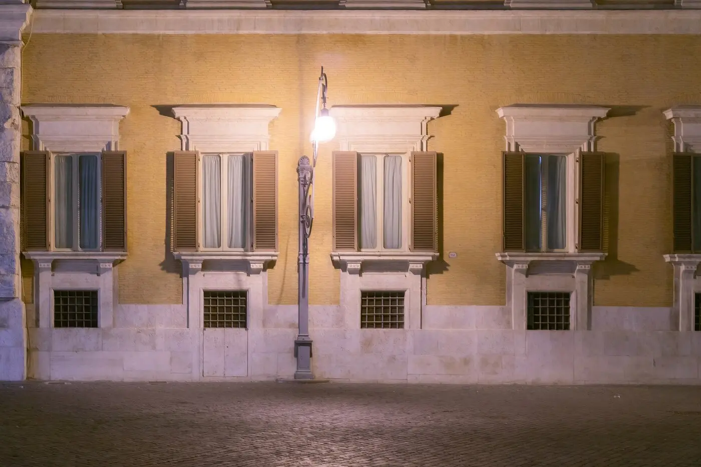 资料图:罗马众议院所在地蒙特奇托里奥宫(Palazzo Montecitorio)的部分立面(图:Krzysztof Golik / CC BY-SA 4.0,摄于 2018 年 11 月)