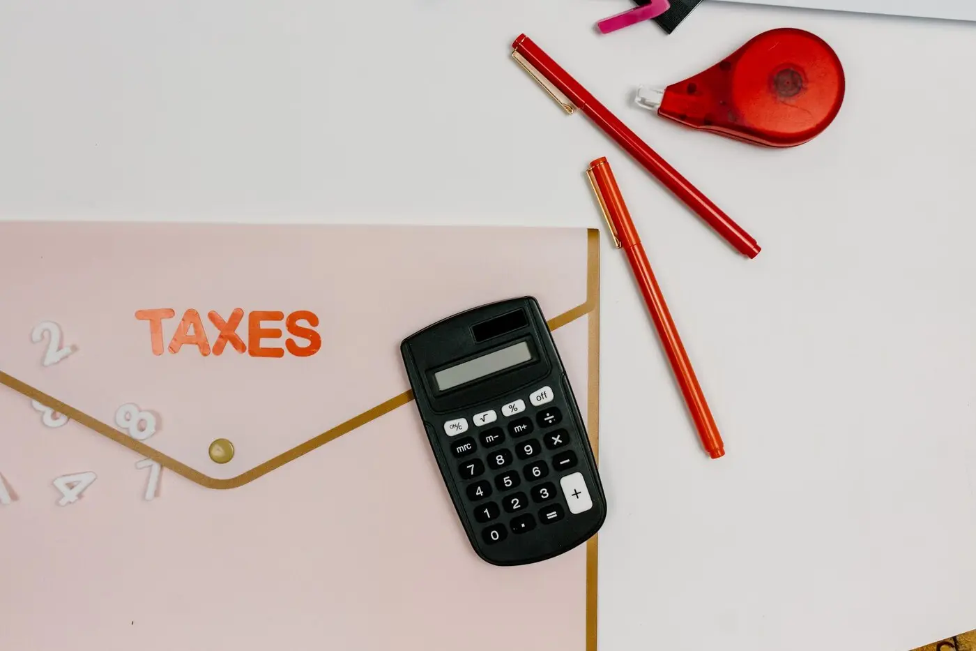 示意图：报税用的文件夹、计算器与文具（图：Tara Winstead / Pexels 图库照片，非意大利税务局实景）