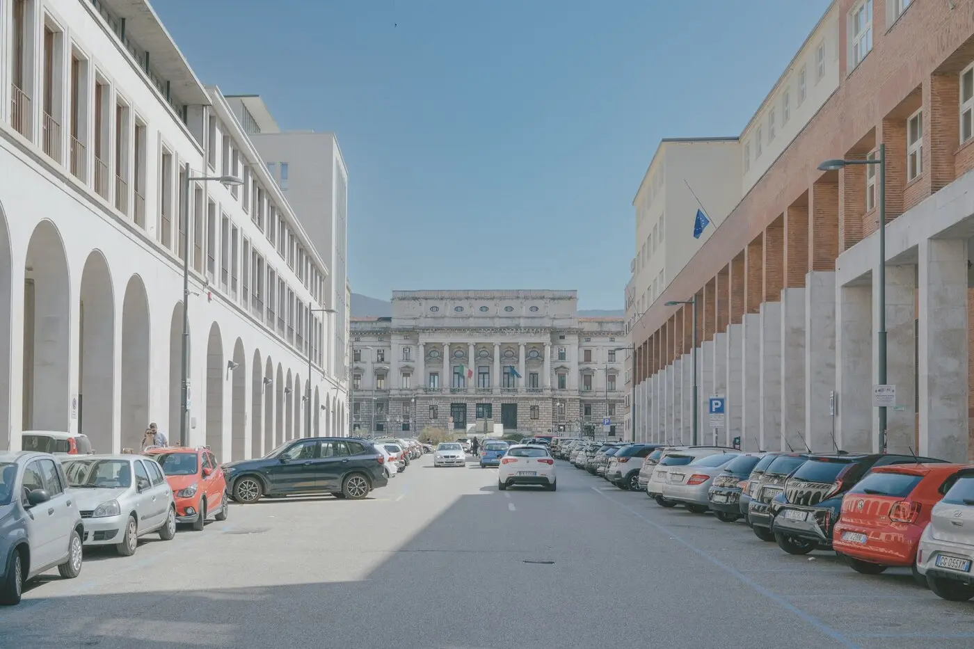 资料图：意大利的里雅斯特（Trieste）市中心街边停放的汽车（图：Mick De Paola / Pexels 图库照片，示意图，与报道所涉具体车辆、车主无关）