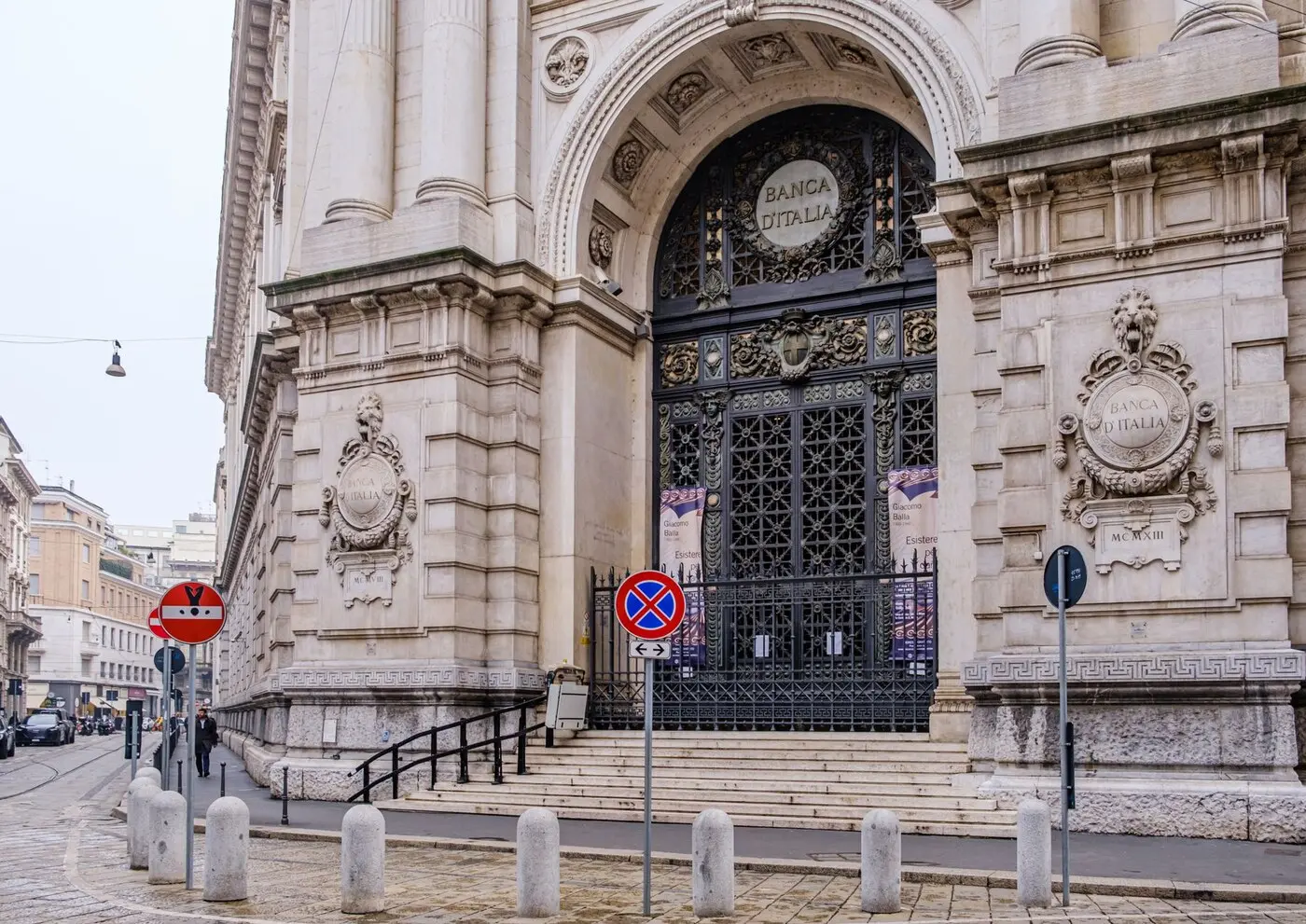 资料图:米兰的意大利央行(Banca d'Italia)办公楼入口(图:Enrico Frascati / Pexels 图库照片,摄于日常时段,非本次提示的发布现场)