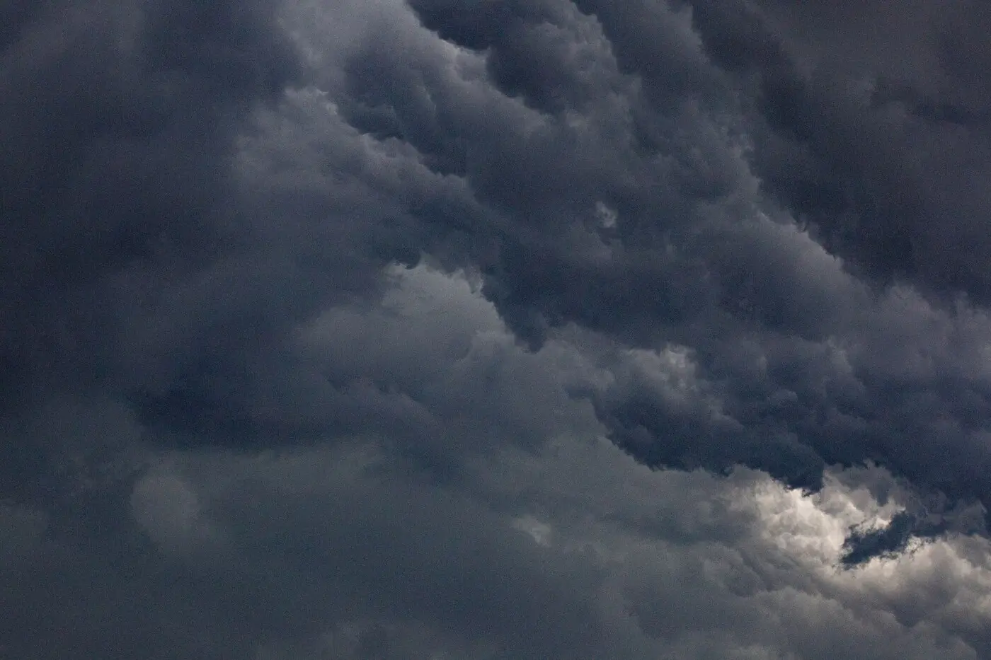 示意图:雷雨来临前的浓积云(图:Lucas Pezeta / Pexels 图库照片,非伦巴第当日实景)