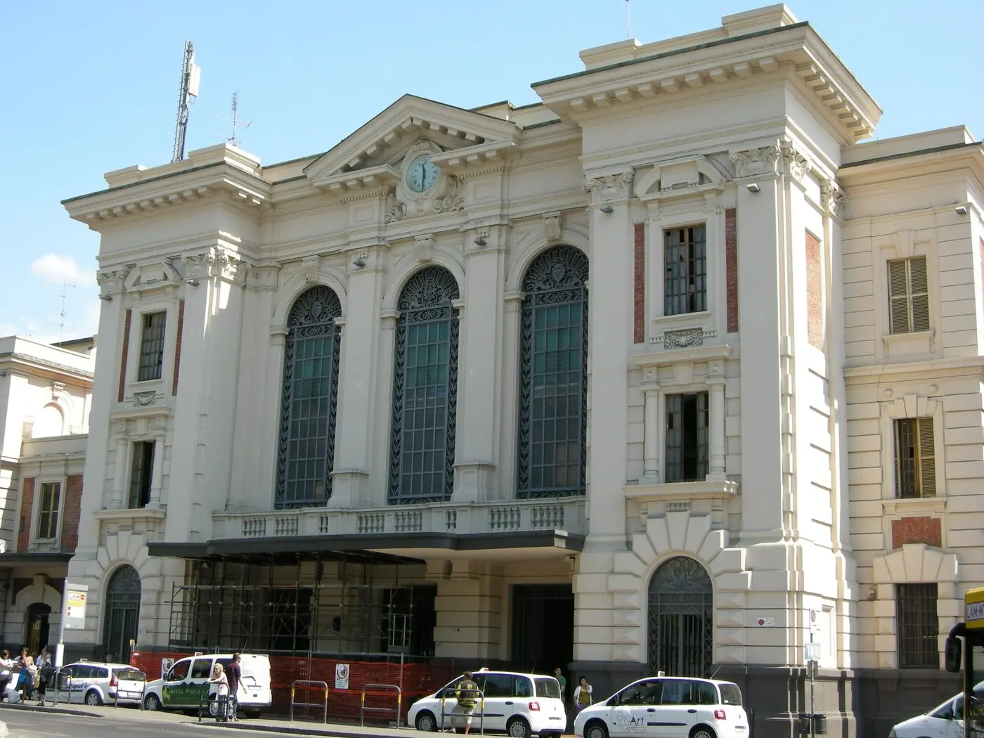 资料图：普拉托中央火车站（Stazione di Prato Centrale）正面（图：sailko / CC BY 2.5，摄于 2008 年 7 月 18 日，非本次清理活动现场）