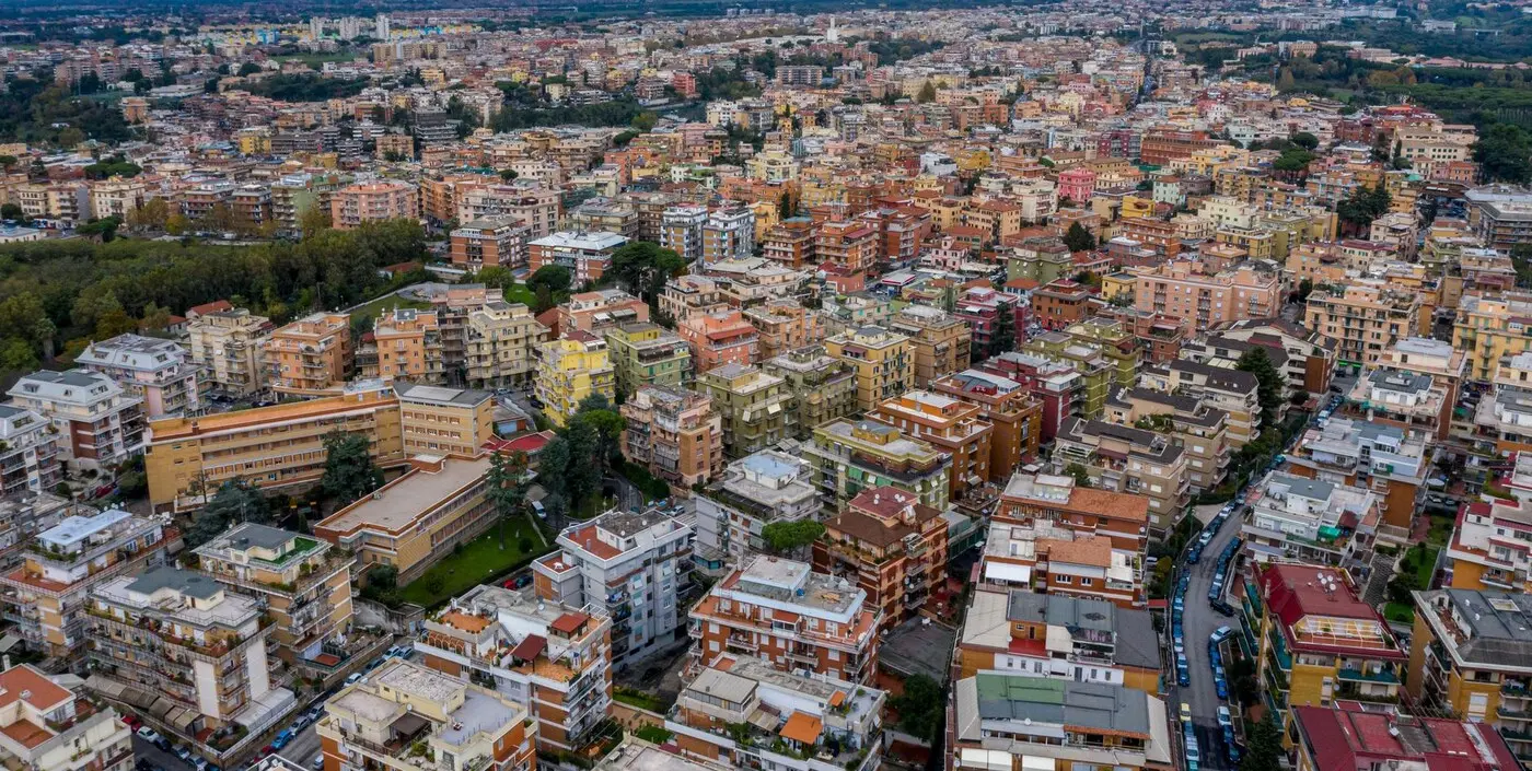 示意图:意大利城市住宅区航拍(图:Cristian Manieri / Pexels 图库照片,资料图,非文中所涉具体统计对象)