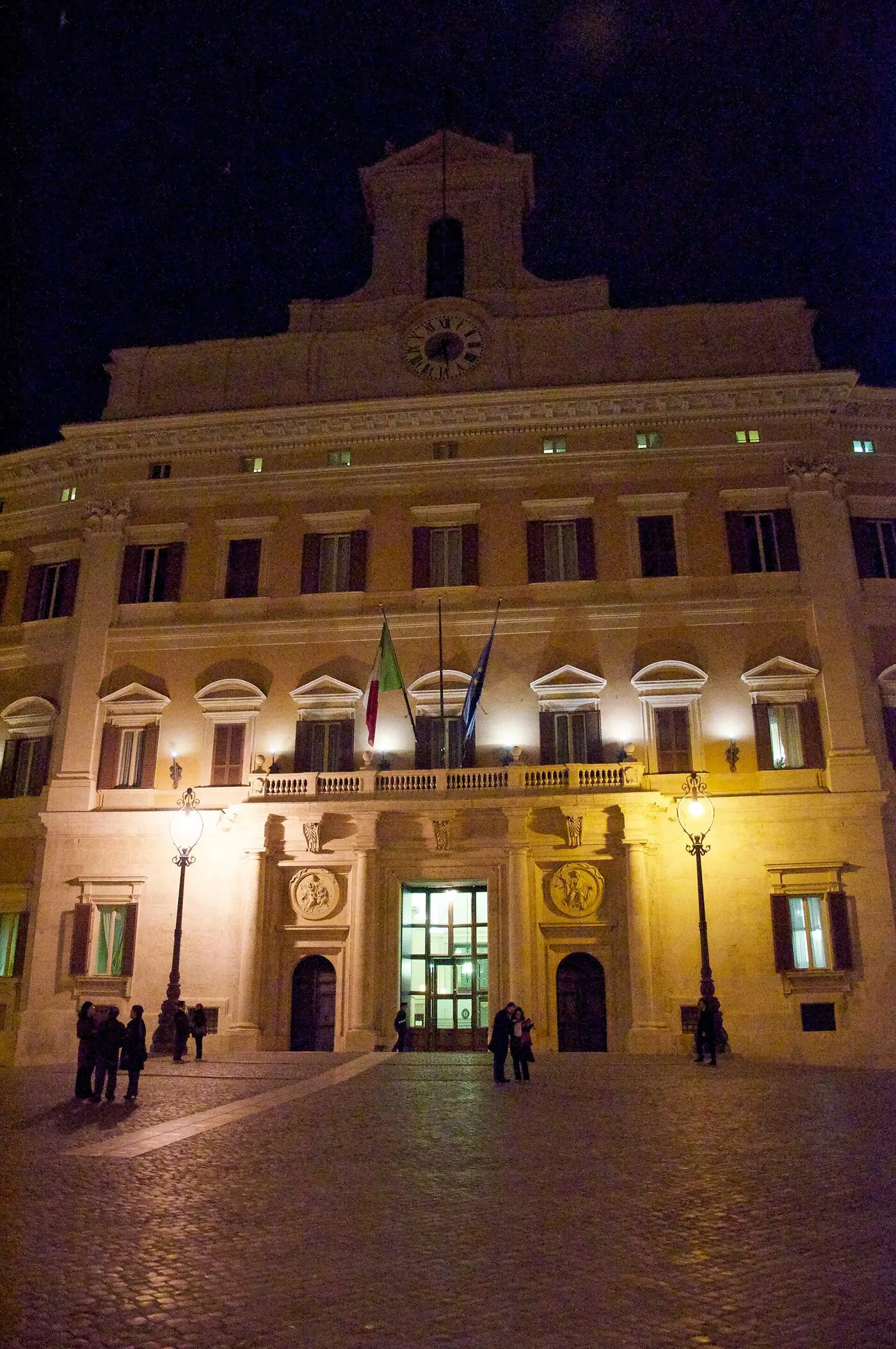 资料图：罗马众议院所在地蒙特奇托里奥宫（Palazzo Montecitorio）夜景，摄于 2010 年 3 月 19 日（图：Goldmund100 / CC BY-SA 3.0）