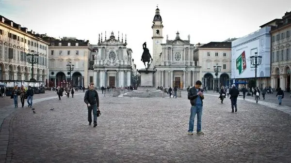 都灵圣卡洛广场（Piazza San Carlo）街景资料图（图：Nicola since 1972 / CC BY 2.0）。非本次签约现场。